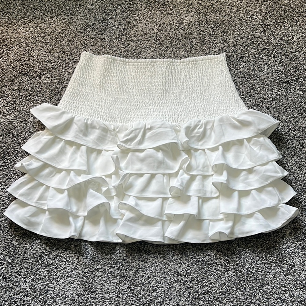 White elastic and ruffled skirt